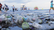 V oceánu končí zhruba osm milionů tun plastů ročně