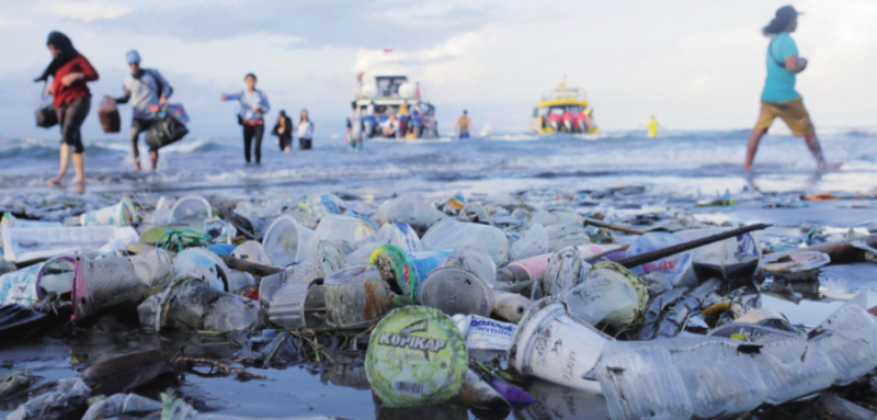 V oceánu končí zhruba osm milionů tun plastů ročně