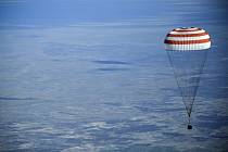 V kazašské stepi dnes úspěšně přistál návratový modul lodi Sojuz, v němž se z Mezinárodní vesmírné stanice (ISS) zpět na Zemi vrátili Američanka Anne McClainová, Kanaďan David Saint-Jacques a Rus Oleg Kononěnko