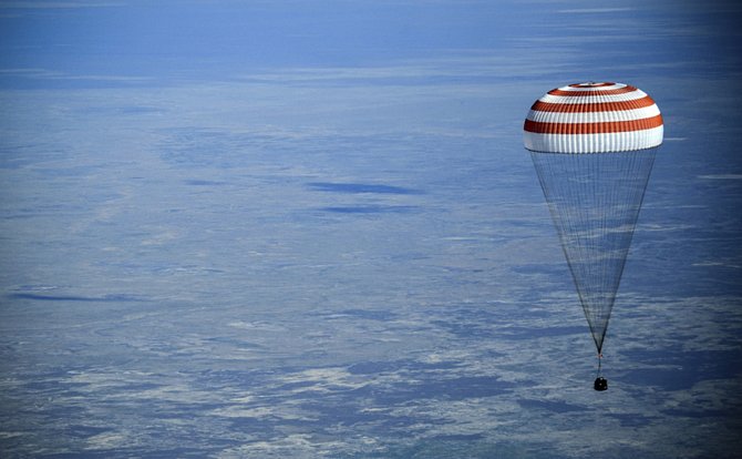 V kazašské stepi dnes úspěšně přistál návratový modul lodi Sojuz, v němž se z Mezinárodní vesmírné stanice (ISS) zpět na Zemi vrátili Američanka Anne McClainová, Kanaďan David Saint-Jacques a Rus Oleg Kononěnko