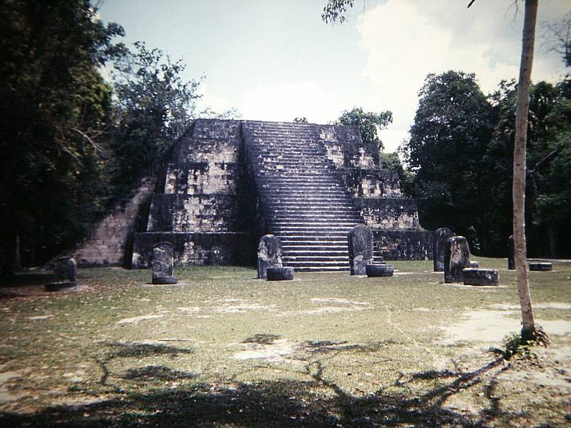 Ruiny nejrozlehlejšího mayského starověkého města Tikal na území dnešní Guatemaly