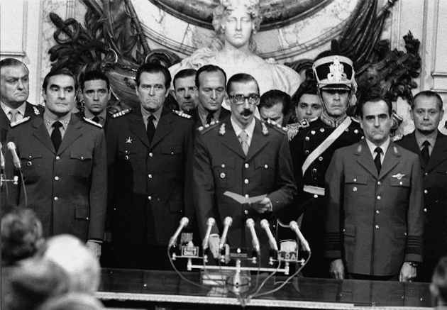 Jorge Rafael Videla skládá po vojenském převratu přísahu jako nový prezident Argentiny. Brzy krvavě proslul jako Hitler Pampy