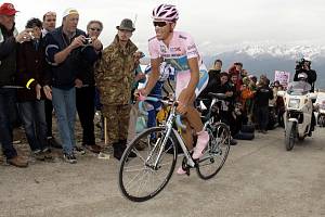 Růžový trikot lídra dovezl až do cíle celého Gira Španěl Contador.