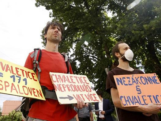 Na pět desítek aktivistů demonstrovalo 19. července před krajským úřadem v Pardubicích proti prodloužení životnosti elektrárny ve Chvaleticích.