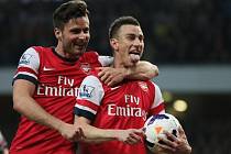 Laurent Koscielny (vpravo) a Olivier Giroud se radují z vítězství svého Arsenalu nad Newcastlem.