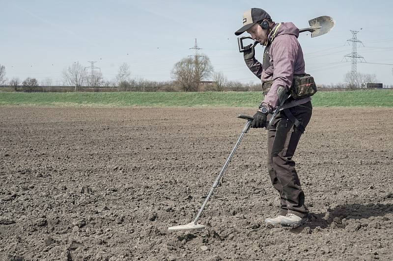 Detektorář Tomáš Merta z Brna při průzkumu archeologické lokality germánského a keltského sídliště na Brněnsku. Ujde s přístrojem i deset kilometrů. Spolupracuje s odborníky a nálezy odevzdává.