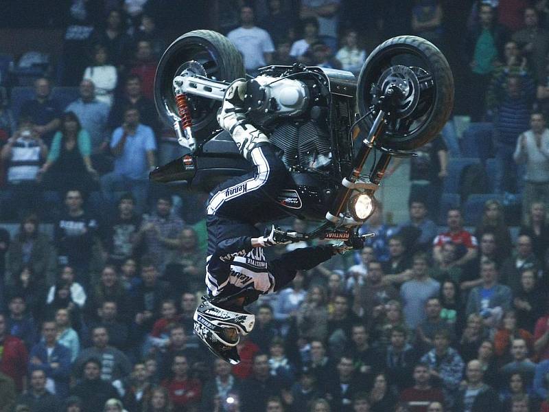 Chuck Carothers při úspěšném pokusu o salto vzad na motocyklu Harley Davidson.