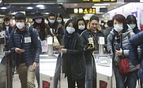 Lidé v maskách v metru v Tchaj-peji
