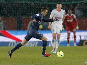 David Beckham z Paris St. Germain zakládá akci proti Marseille.