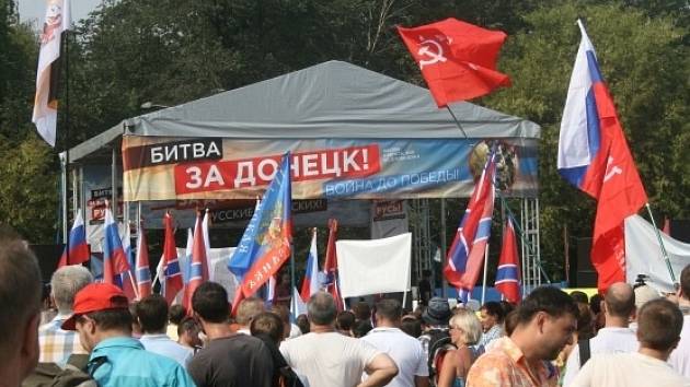 Stovky Rusů při dnešní demonstraci v Moskvě vyzývaly prezidenta Vladimira Putina k rychlé vojenské intervenci v konfliktu na Ukrajině.