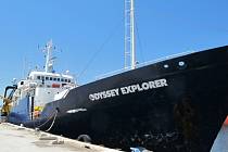 Expedice lodě Odyssey Explorer se 41 členy posádky bude u vraku nejméně do konce léta.