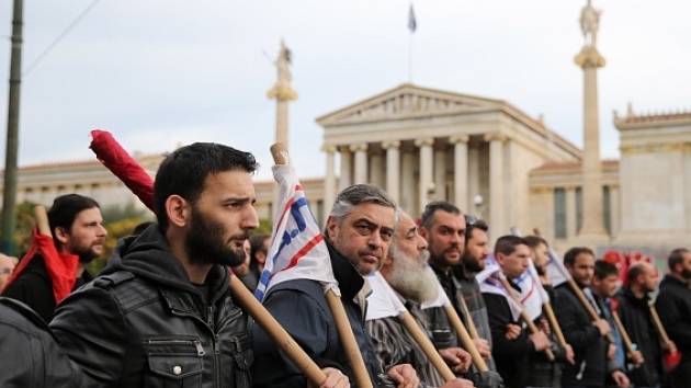 Protestující v ulicích Atén.