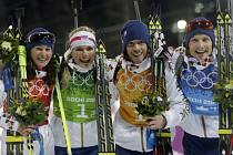 Stříbrná štafeta. Čeští biatlonisté (zleva) Veronika Vítková, Gabriela Soukalová, Jaroslav Soukup a Ondřej Moravec nestačili na olympijských hrách v Soči jen na Norsko.