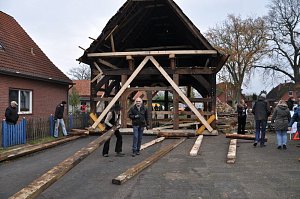 Centimetr po centimetru přesunout zhruba dvacetitunovou konstrukci hrázděného domku z doby německé reformace o 140 metrů byl úkol, s nímž se tři dny potýkali tesaři v dolnosaské obci Martfeld na severu Německa