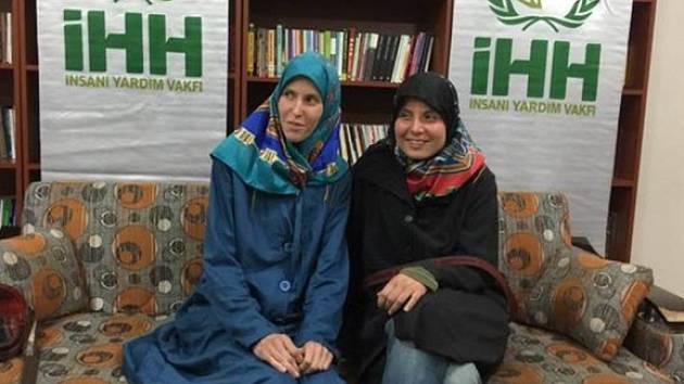 Dvě Češky unesené v roce 2013 v Pákistánu jsou volné. Informovala o tom turecká média. V pátek 27. března ženy dorazily do Turecka. Na snímku zveřejněném tureckou humanitární organizací IHH je Antonie Chrástecká vlevo a vpravo Hana Humpálová.