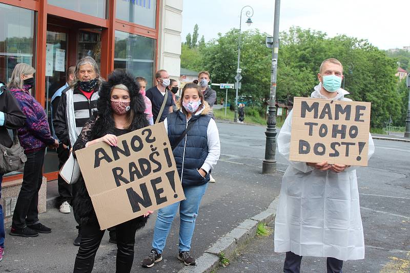 Také v Karlových Varech se lidé připojili k protestním akcím proti premiéru Andreji Babišovi.