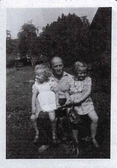 František Schnurmacher se svými dcerami Hanou a Helenou