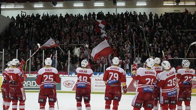 Hokejisté Slavie se radují z vítězství proti Olomouci.