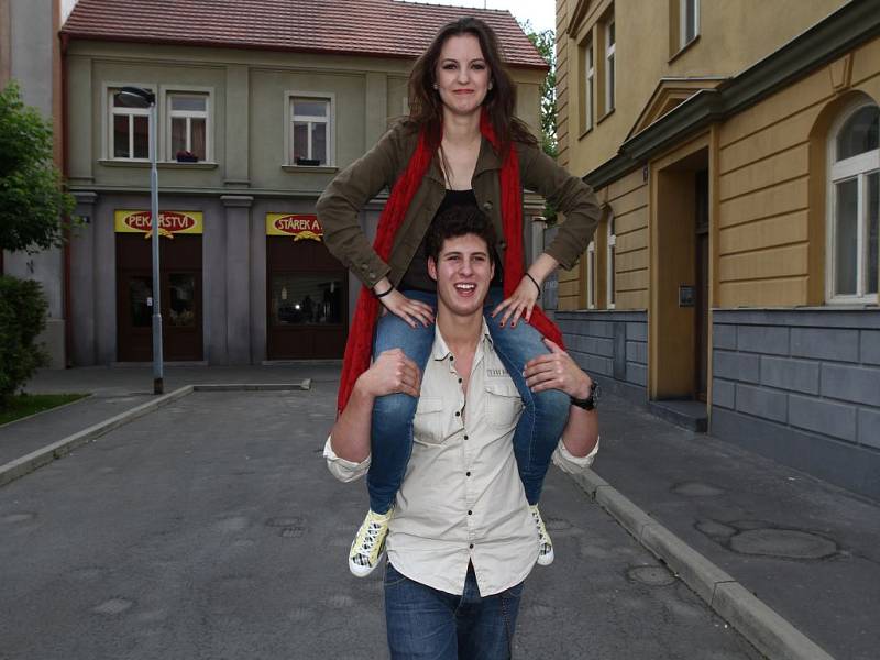 Finalisté Hlasu Česko Slovenska Ivanna Bagová, Miloš Novotný, Markéta Poulíčková a Anna Veselovská navštívili před rozhodujícím nedělním kláním ateliéry seriálů Ordinace v růžové zahradě 2 a Ulice. 