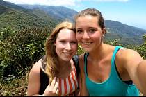 Kris Kremersová a  Lisanne Froonová na společné selfie fotografii, pořízené jen krátce před jejich zmizením v panamské džungli v roce 2014. Obě dívky se staly s největší pravděpodobností obětí tragické nehody, zřejmě se zřítily ze srázu nebo ze skály.