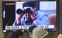 Lidé na nádraží v jihokorejské metropoli Soulu sledovali 2. srpna 2019 televizní zpravodajství se záběry severokorejského vůdce Kim Čong-una.