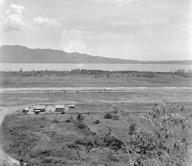 Letiště Laha na ostrově Ambon (na snímku po osvobození v roce 1945), místo masakru spojeneckých zajatců v únoru 1942. Šlo o vojáky australského praporu a dalších jednotek Gull Force, kteří se po těžkém boji vzdali Japoncům