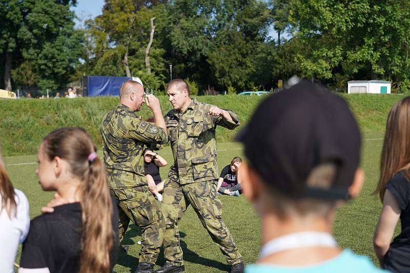 Příprava občanů k obraně státu. Vojáci ukázali školákům v Lednici na Břeclavsku boj zblízka, využití ochranné masky a chemického obleku nebo první pomoc. Součástí vzdělávacího programu POKOS byla i prohlídka vojenské techniky a seznámení s činností armády