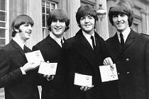 Na snímku z roku 1965 kapela Beatles pózuje s Řádem britského impéria, Zleva Ringo Starr, John Lennon, Paul McCartney a George Harrison.