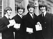 Na snímku z roku 1965 kapela Beatles pózuje s Řádem britského impéria, Zleva Ringo Starr, John Lennon, Paul McCartney a George Harrison.