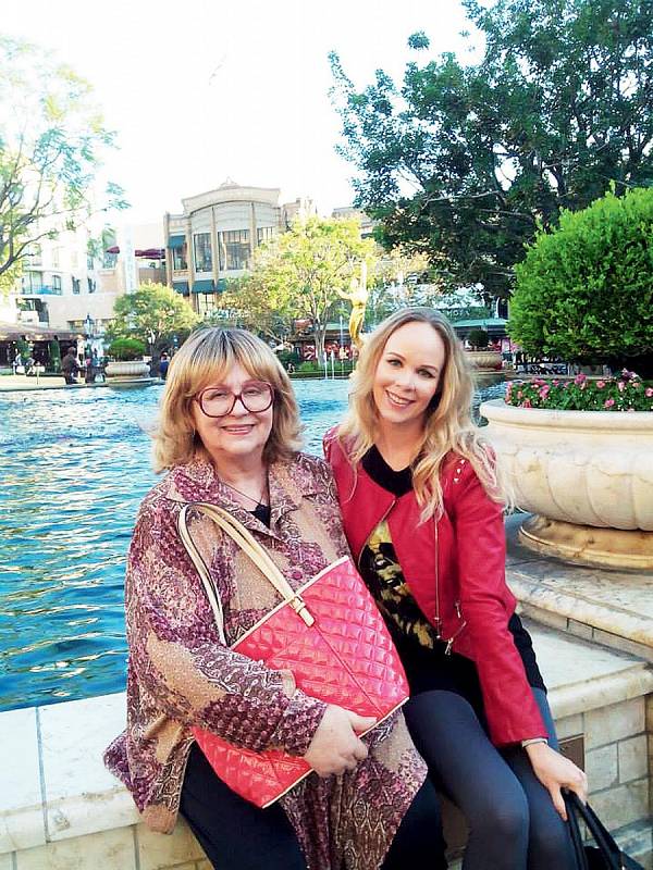 s maminkou Naďou Urbánkovou při její návštěvě v Los Angeles.