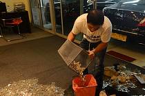 Ong Boon Lin přivezl prodejci peníze v drobných mincích zapáchajících rybinou. 