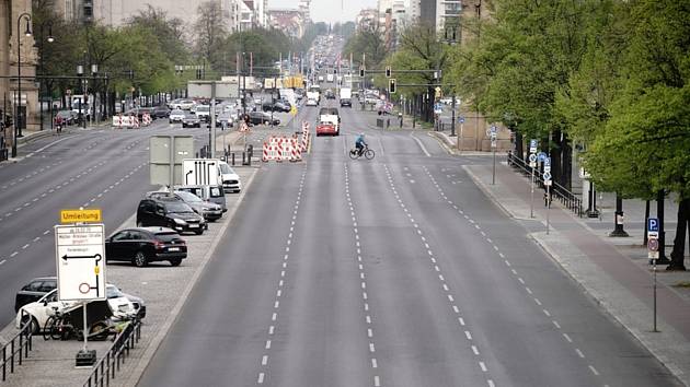 Téměř prázdná ulice v Berlíně (na snímku z 24. dubna 2020)
