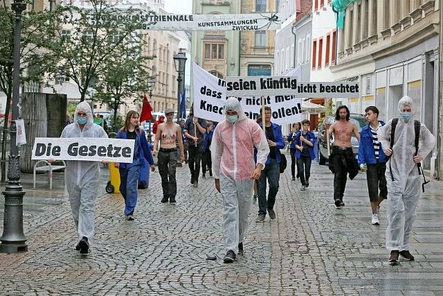 Soudní líčení v německém Cvikově provázely protesty. Demonstranti v modrých košilích Svobodné německé mládeže vnikli i do soudní síně