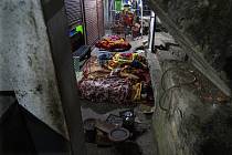 Po zemětřesení v Nepálu musejí lidé přespávat venku, jejich domy jsou zničené