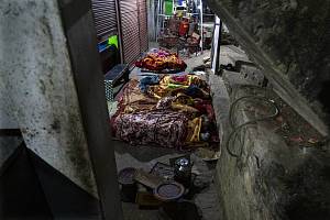 Po zemětřesení v Nepálu musejí lidé přespávat venku, jejich domy jsou zničené.