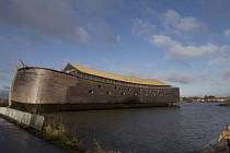 Holanďan Johan Huibers postavil archu podle biblického popisu. Je dlouhá 130 metrů, široká 29 metrů a vysoká 23 metrů.