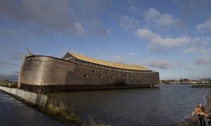 Holanďan Johan Huibers postavil archu podle biblického popisu. Je dlouhá 130 metrů, široká 29 metrů a vysoká 23 metrů.