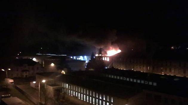 Požár střechy výrobní haly společnosti GZ Digital Media v Loděnici na Berounsku.