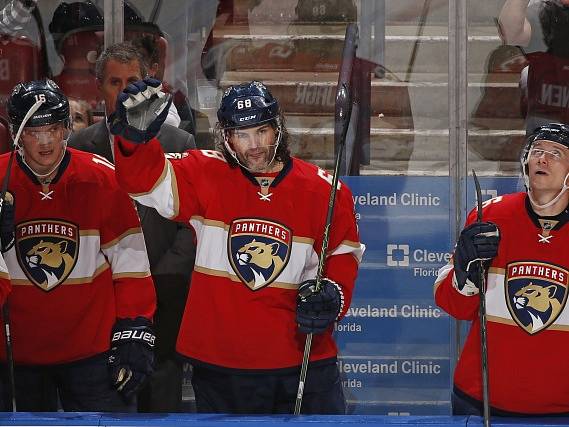 Jaromír Jágr se podílel třemi asistencemi na výhře Floridy 4:3 po samostatných nájezdech nad Buffalem a v historické tabulce produktivity NHL se vyrovnal druhému Marku Messierovi. 