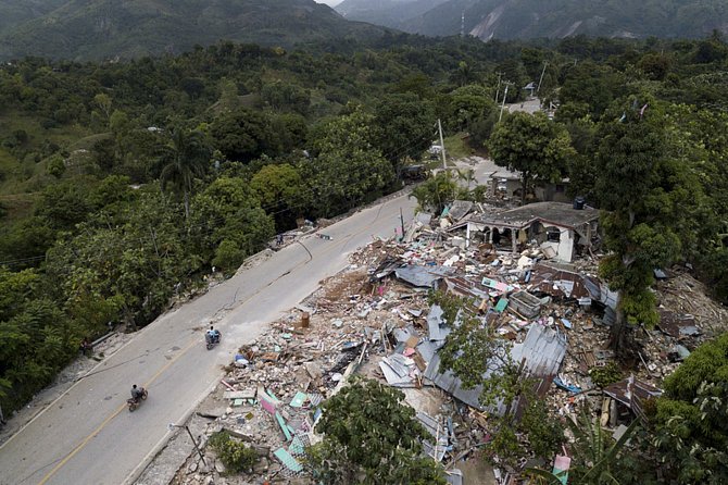 Trosky zemětřesením zničených domů ve městě Rampe na Haiti, 18. srpna 2021