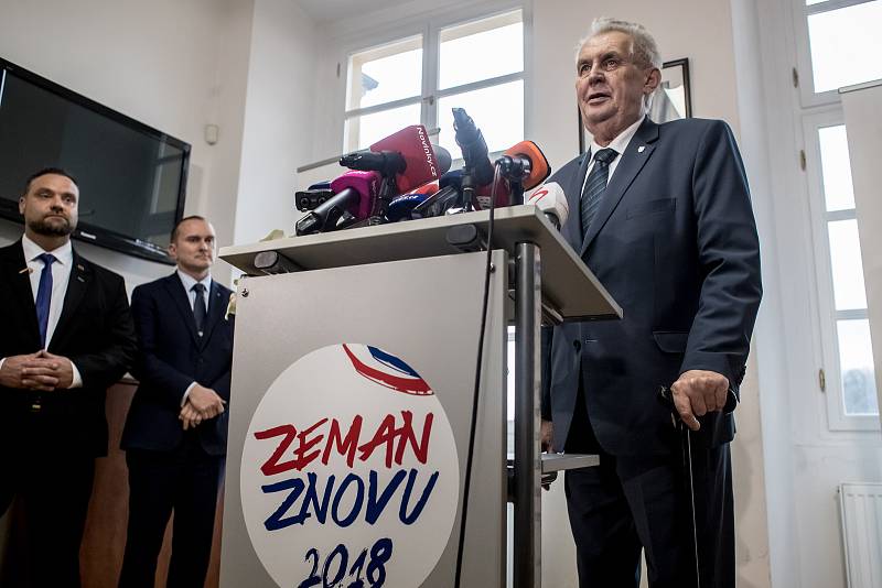 Prezident Miloš Zeman a jeho manželka Ivana vystoupili 6. listopadu v Praze na tiskové konferenci k Zemanově kandidatuře do prezidentských voleb.