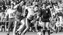 Antonín Panenka se ve fotbale pohybuje léta. Na snímku z roku 1988. 