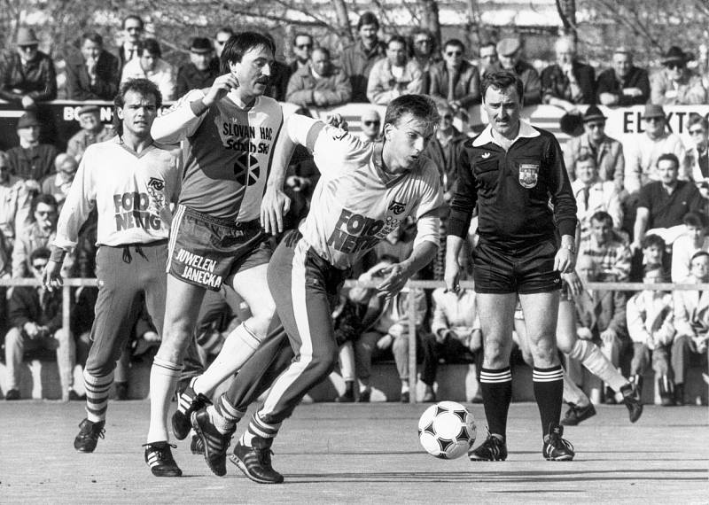 Antonín Panenka se ve fotbale pohybuje léta. Na snímku z roku 1988. 