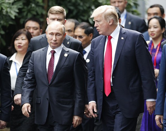 Americký prezident Donald Trump a ruský prezident Vladimir Putin (vlevo) na summitu APEC ve Vietnamu.