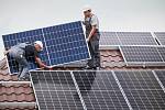 Vlastní fotovoltaické systémy na střechách rodinných domů jsou čím dál oblíbenější.