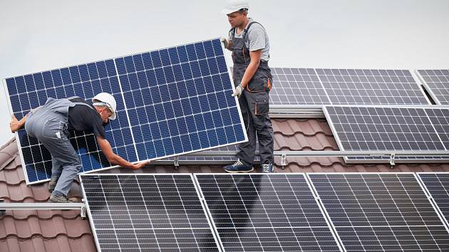 Vlastní fotovoltaické systémy na střechách rodinných domů jsou čím dál oblíbenější.