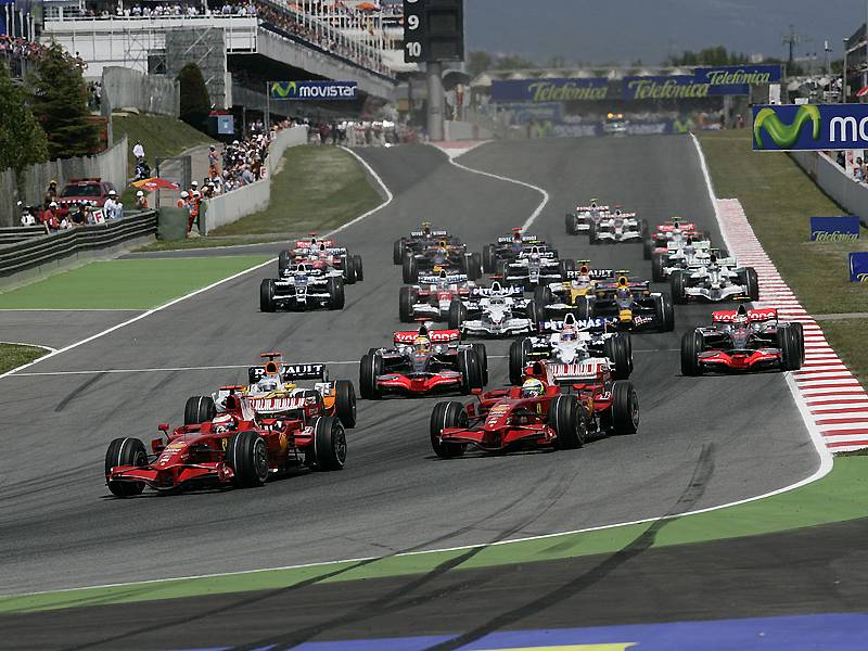 Start Velké ceny Španělska. Do předu se derou obě Ferrari.