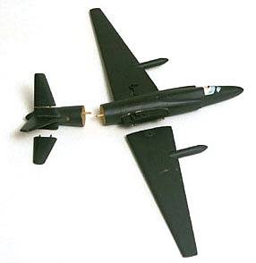  Dřevěný model U-2 - jeden ze dvou, jež Powers použil při svém svědectví před výborem Senátu. Křídla a ocas jsou odděleny, aby demonstrovaly rozpad letadla