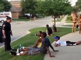 Ve Spojených státech vyvolal pobouření videozáznam z policejního zásahu na plovárně v Texasu. Zasahující bělošský policista na mladistvé černochy vytáhl zbraň a jednu z dívek v plavkách dokonce povalil na zem a klečel na ní. 