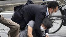 Tecuja Jamagami (dole) je zatýkán po atentátu na bývalého japonského premiéra Šinzóa Abeho